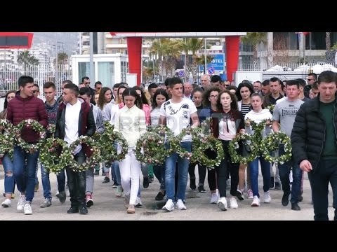 Report TV - Tragjedia e Otrantos, familjarët dhimbje e lot, lule në det për viktimat