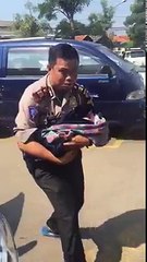 Lihat apa yang dilakukan oleh Polisi ini