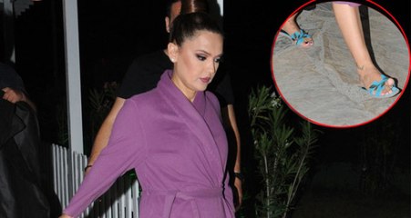 Mekana Bornozla Gelen Demet Akalın 5 Bin Liralık Terlik Giydi