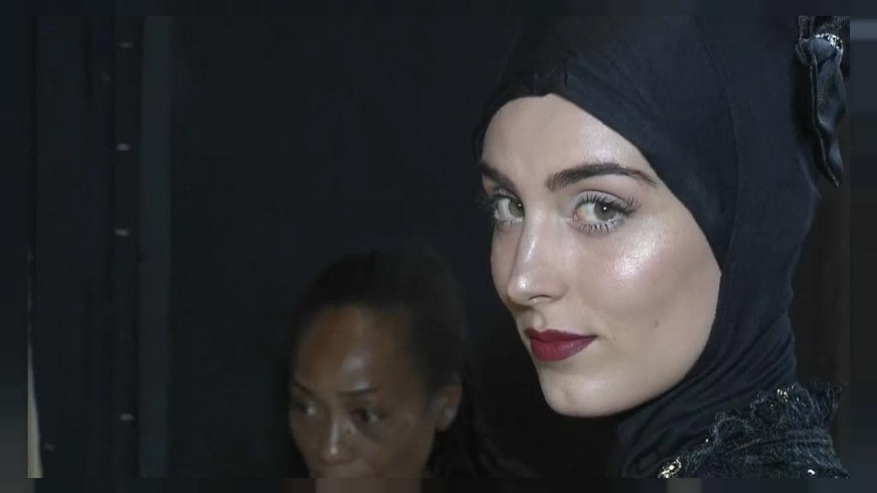 أزياء المرأة المسلمة تتألق في أسبوع الموضة في تورينو الإيطالية