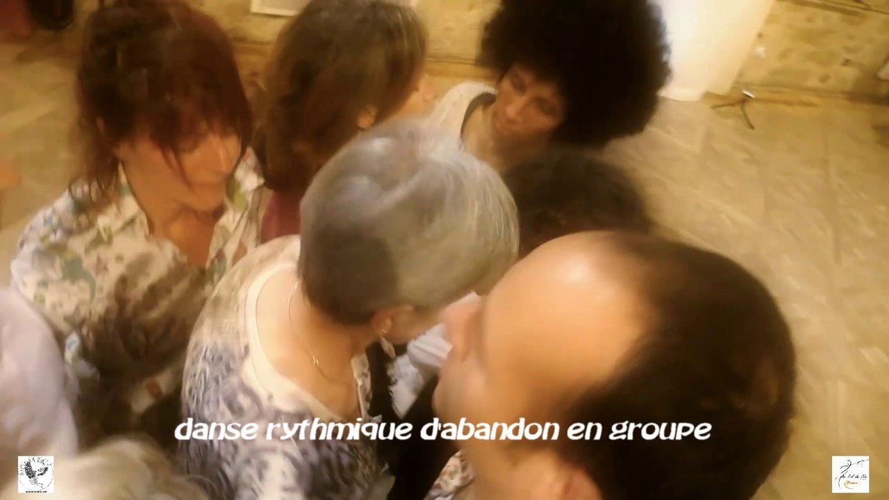 danse rythmique d'abandon en groupe