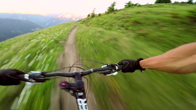 Mickaël Bimboes fait une descente à VTT avec une marmotte