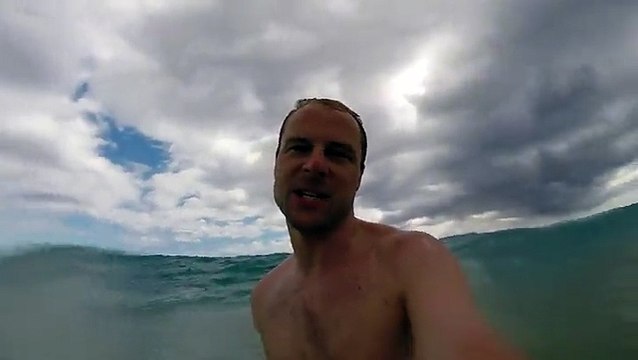 Ne jamais tourner le dos à une grosse vague...