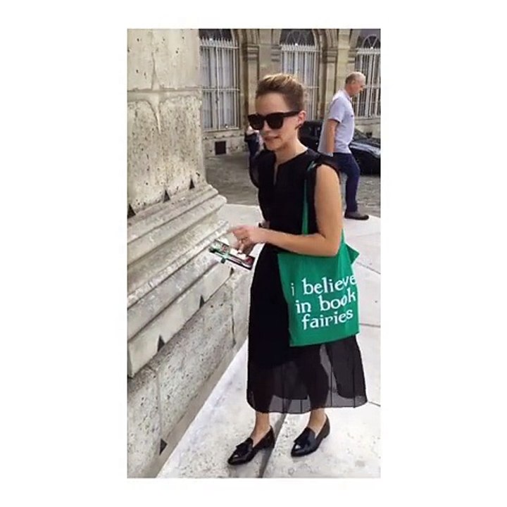 Emma Watson en train de cacher des exemplaires du livre “La Servante écarlate” dans Paris