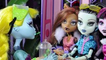 Dans le Monster Vidéo poupées haute poupées vie spectacle de marionnettes dans les coulisses arrêtent parfois un mouvement