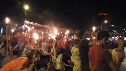 Izmir Çeşme'de Meşaleler "Ata'ya Saygı" Için Yandı