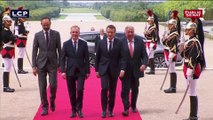 Emmanuel Macron arrive au château de Versailles