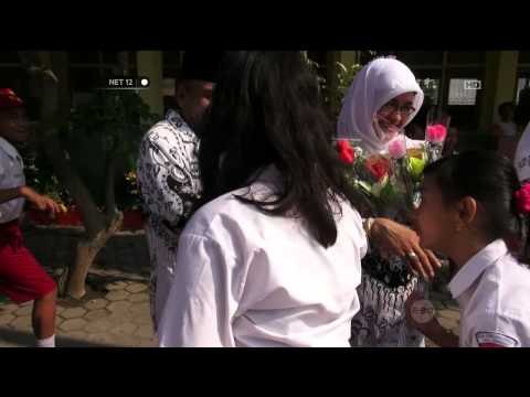 Sejumlah siswa sekolah dasar di Jombang berikan kado untuk guru mereka - NET12