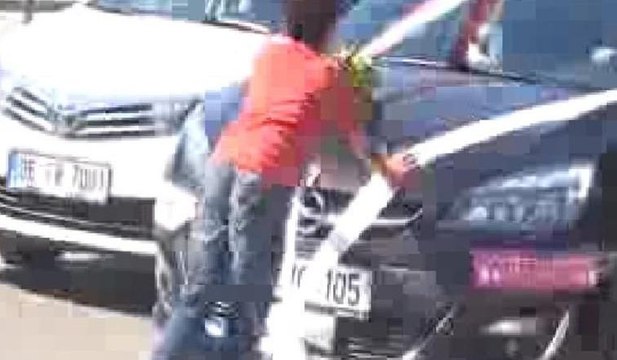 Yine aynı sahneler... Damattan bahşiş almak için canlarını hiçe saydılar