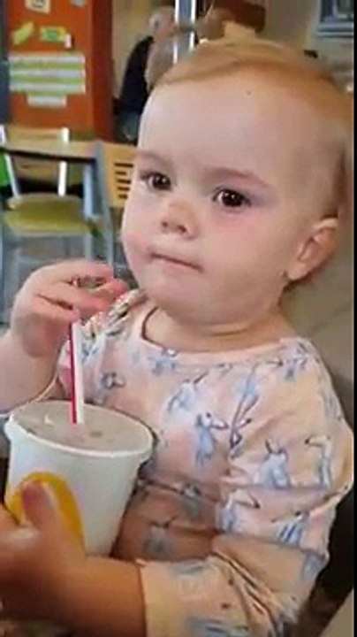 Une enfant goûte du Coca-Cola pour la première fois