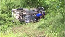 Otomobil 15 Metreden Uçuruma Yuvarlandı: 2 Yaralı