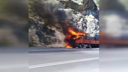 Hurda Yüklü Tır Alev Alev Böyle Yandı