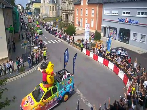 Tour de France: le passage de la caravane publicitaire à Audun