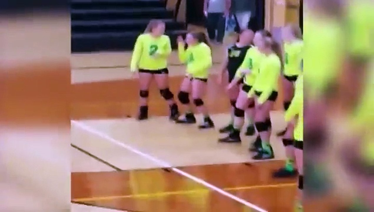 Une fille qui danse à l'entrainement de volley-ball reçoit un ballon en plein visage