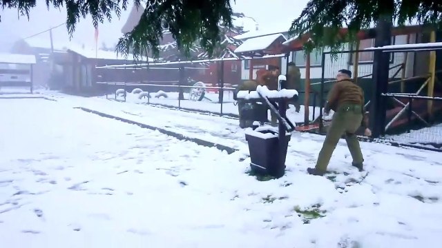 Ouvriers chiliens VS policiers ! Ahaha bataille de boule de neige