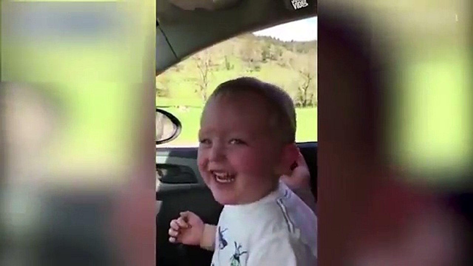 Un Bebe Eclate De Rire Quand Sa Mere Nourrit Une Autruche Adorable Video Dailymotion