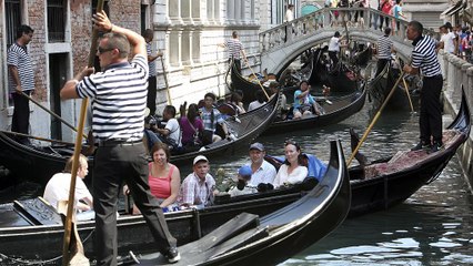 Venetians hold protest against tourist influx