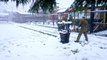 Une bataille de boules de neige entre des policiers et des ouvriers en Chili