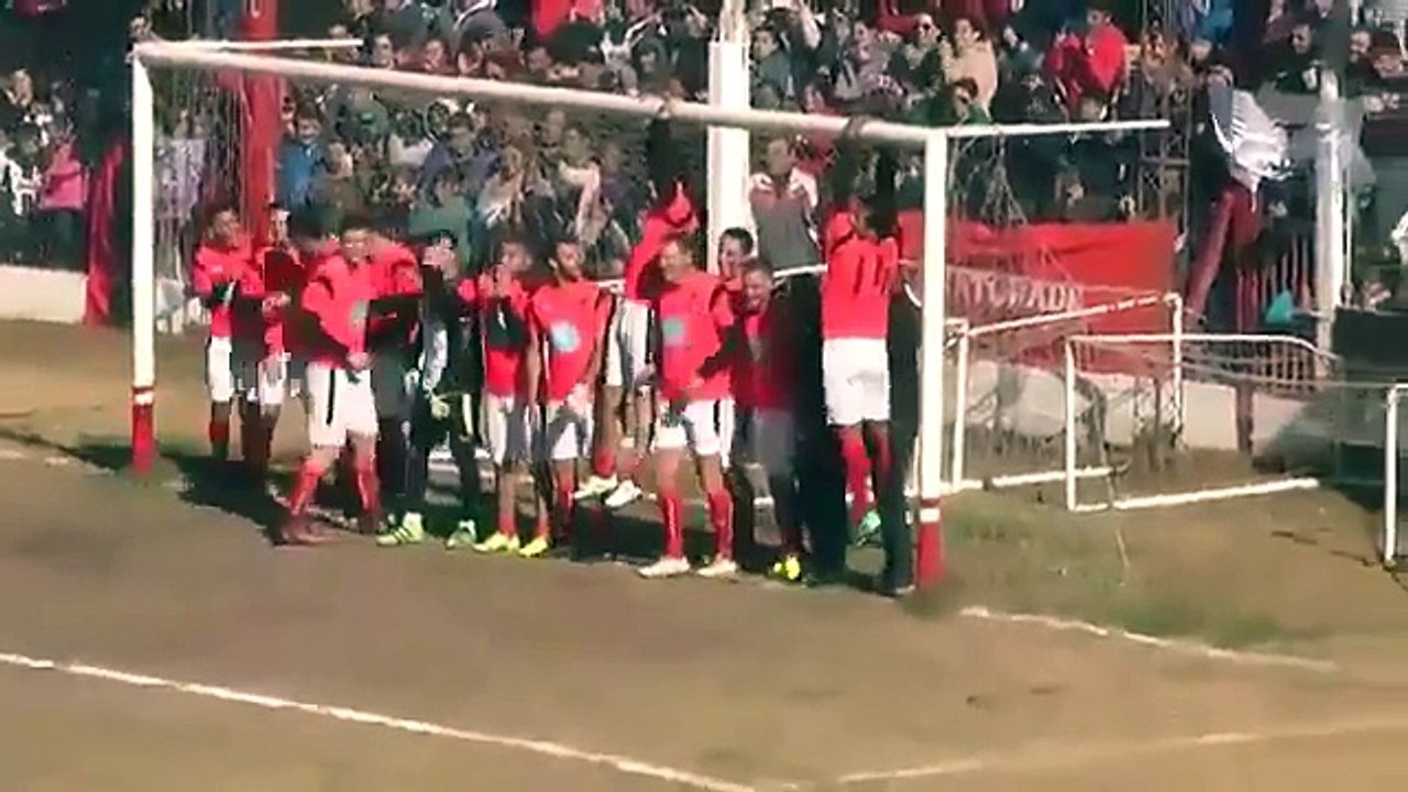 Dybala marque un but impossible dans des cages pleines de joueurs !