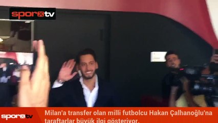 Milan taraftarından Hakan Çalhanoğlu'na büyük ilgi