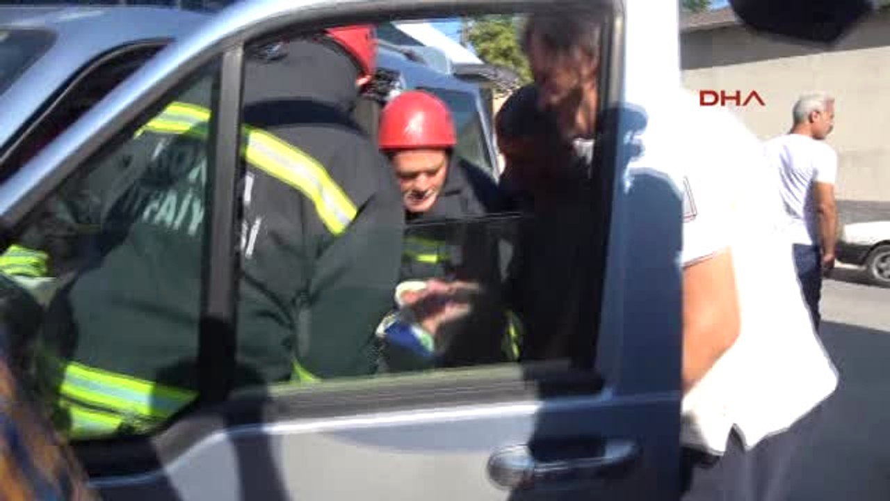 Konya Kazada Yaralanan Yaşlı Kadını Itfaiyeciler Teselli Etti