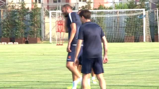 Emre Belözoğlu: Ülkemizi En İyi Şekilde Temsil Etmek İstiyoruz