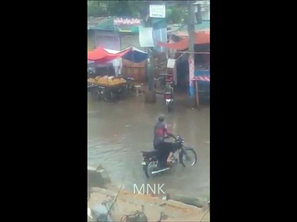 Snatcher with Gun got Stuck In Rain..