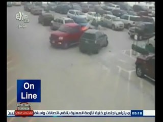 #أون_لاين | شاهد .. عجوز يصطدم بأكثر من 6 سيارات أثناء محاولته الخروج من الجراج