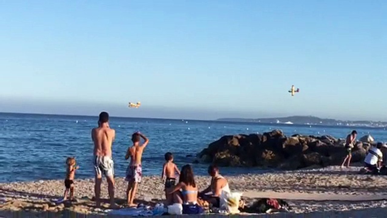 Les Canadair écopent au large de Cagnes-sur-Mer et Villeneuve-Loubet