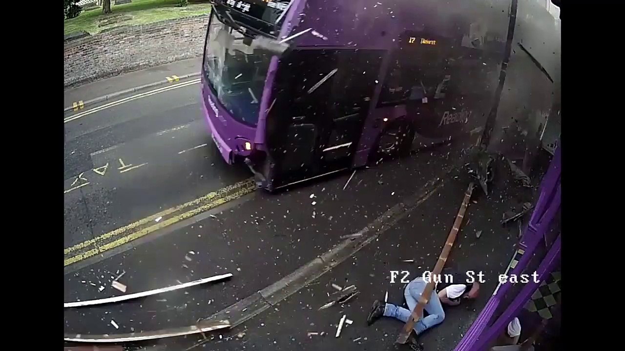 Homem é atropelado por um autocarro, e foi ao bar