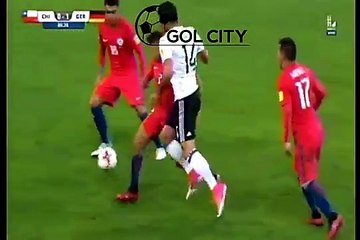 Gary Medel met un doigt dans le cul d'Emre Can !