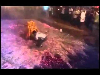 ದೇವರನ್ನು ರಕ್ಷಿಸಲು ಹರಸಾಹಸಪಟ್ಟ ಭಕ್ತರು!