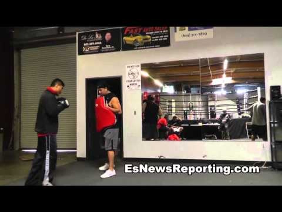 eddie alicea working mitts with pita garcia mikey garcia workout - EsNews Boxing