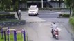 En Chine,un cycliste frôle la mort lorsqu'une voiture passe par dessus de sa tête