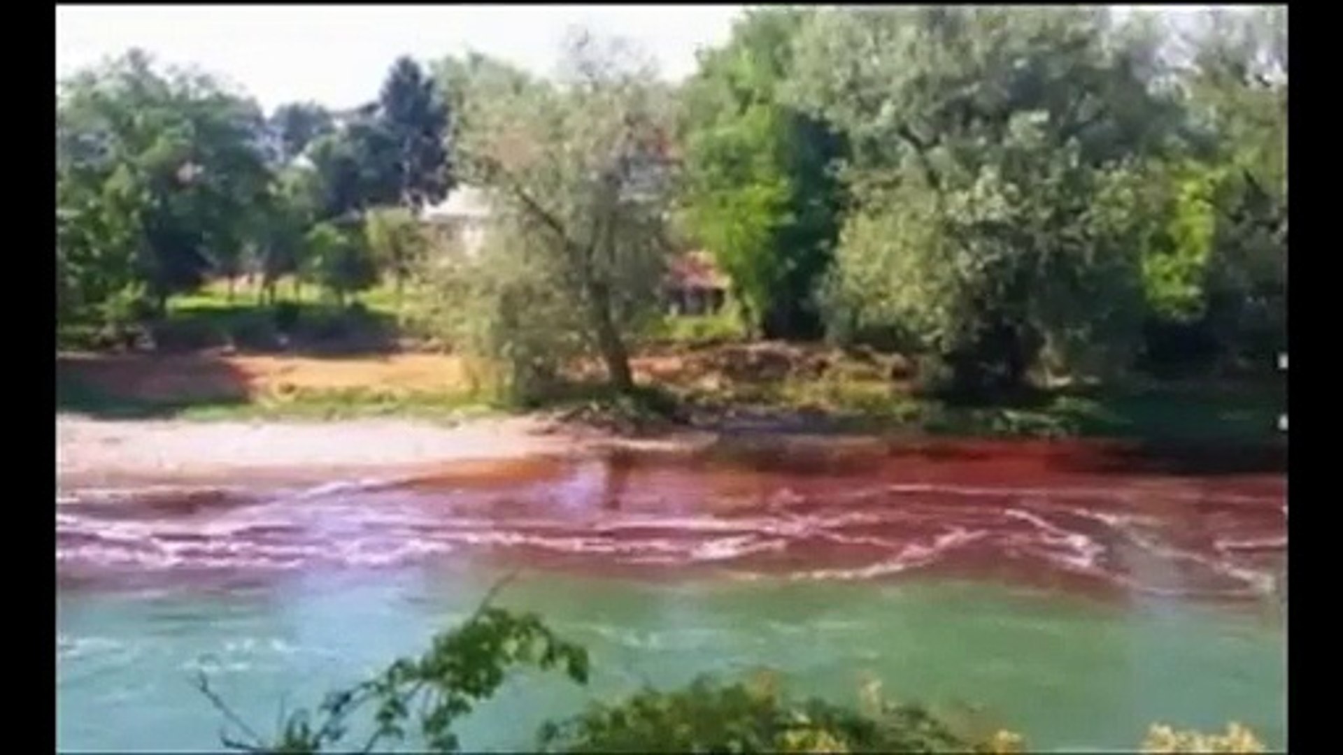 ⁣U sred Republike Srpske se pojavile velike količine krvi u rijeci