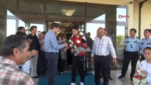 Dünya Şampiyonu Tekvandocu Çiçeklerle Karşılandı