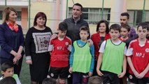 Veliaj përuron këndet sportive tek shkolla 