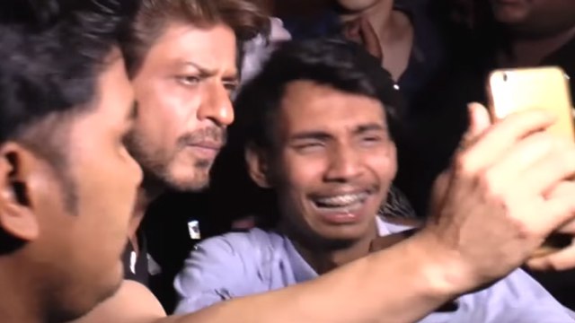 Crazy Shah Rukh Fan Gets Emotional To Click A Selfie With Him