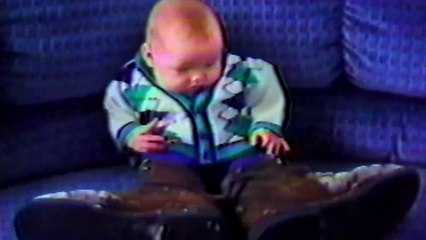 Des bébés avec des grosses chaussures - compilation adorable