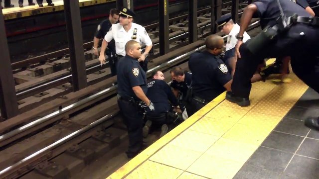 Course poursuite sur les rails du métro... Enchainement de grosses gamelles