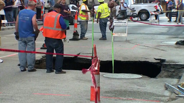 Un trou énorme va avaler une voiture en pleine route