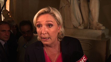 Congrès: Marine Le Pen dénonce le "flou" de Macron