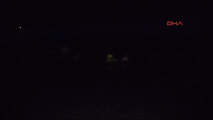 Antalya Serinlemek Için Geldikleri Sahilde Çarşafa Sarılmak Zorunda Kaldılar