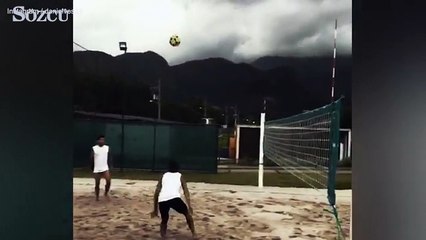 Neymar ve Dani Alves kum dinlemedi