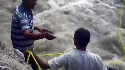 Dans une rivière déchaînée, une jument pouvait à peine garder la tête hors de l’eau...