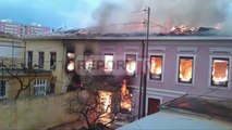 Report TV - Shkodër,digjet shtëpia,vdes i moshuari,në rrezik 2 banesa