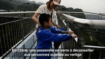 En Chine, une passerelle vertigineuse en verre défie les records