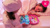 Bébé mal docteur jouer Dans le Jouer Dr. injections traiter la varicelle mauvais enfants