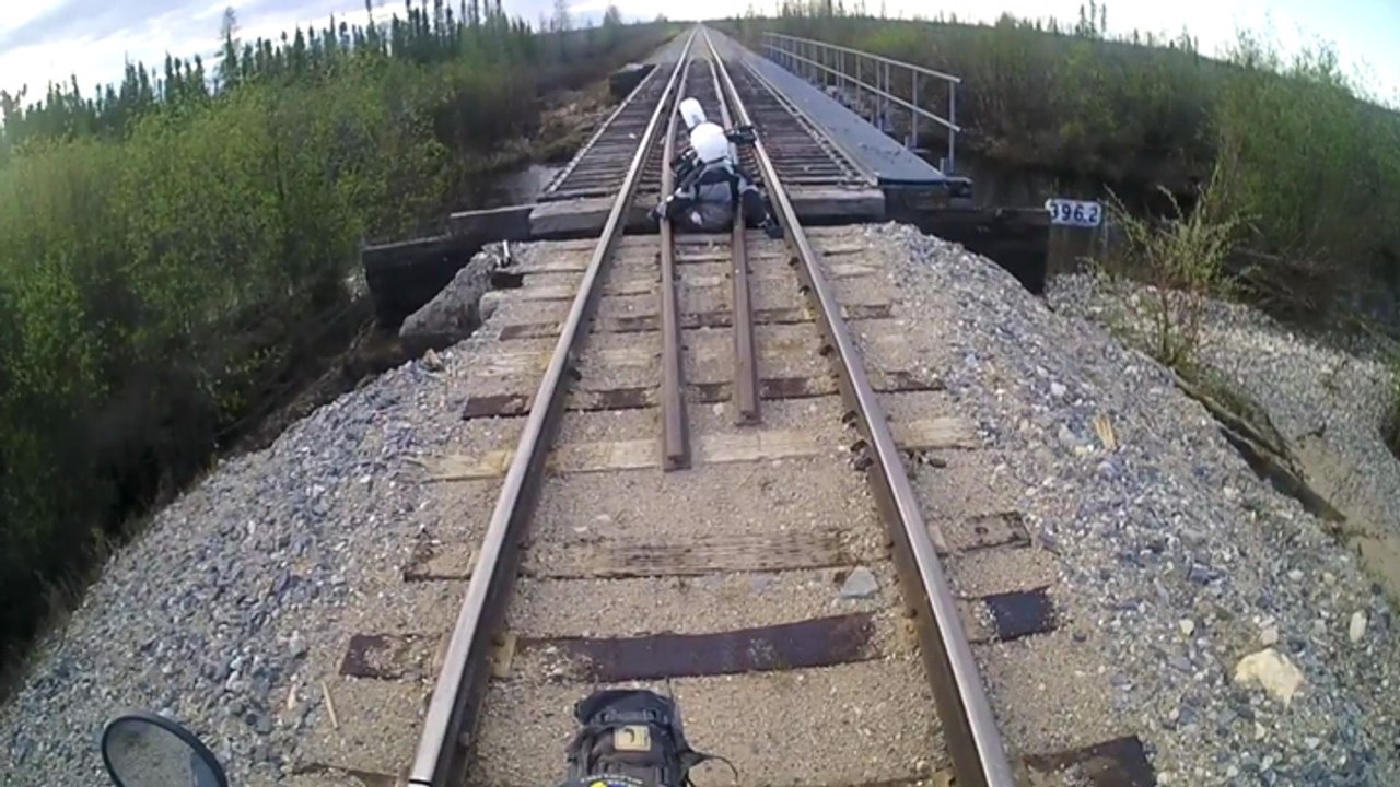 Un motard se retrouve coincé sur une voie ferrée