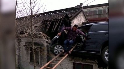 Aksidenti qesharak!  Kinë, makina ngec në një çati - Top Channel Albania - News - Lajme